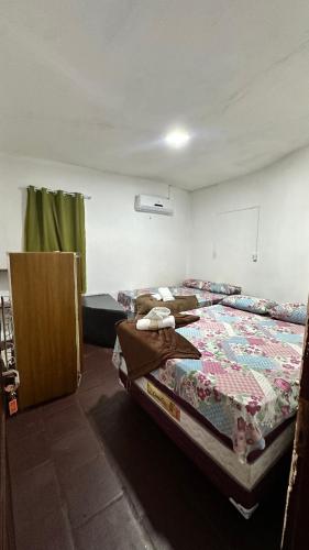 Un dormitorio con dos camas en una habitación. en Pousada Capitólio 04 Canoa Quebrada, en Canoa Quebrada