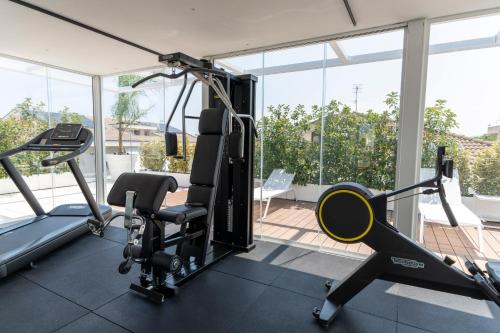 - une salle de sport avec 2 tapis de course et un simulateur dans l'établissement Hotiday Apartments Giulianova, à Giulianova