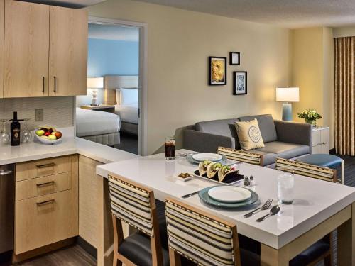 Гостиная зона в Sonesta ES Suites Gwinnett Place Atlanta