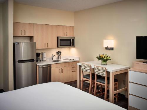 Кухня или мини-кухня в Sonesta ES Suites Gwinnett Place Atlanta
