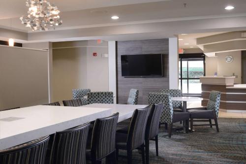 a meeting room with a table and chairs at Sonesta ES Suites Dallas Central Expressway in Dallas