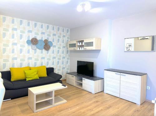 Prime Stay - Deluxe 2 Bedroom Family Apartment with Balcony & Parking Included