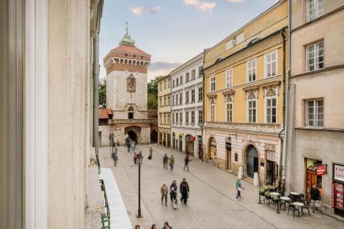 een groep mensen die op straat lopen bij Flo Boutique - LoftAffair Collection in Krakau