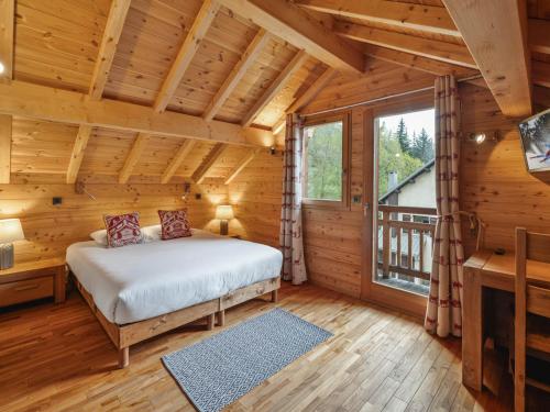 Un pat sau paturi într-o cameră la Chalet Authentique Près du Village, 5 Chambres, Balnéo - FR-1-808-2