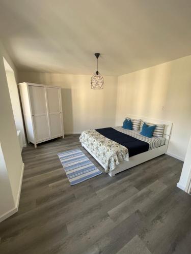 VacalloにあるVacallo Panorama Apartament - RentuGoo Travelの青い枕が付いたベッドのある寝室