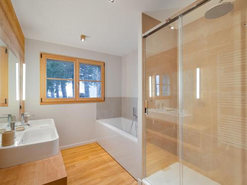 une salle de bain avec un lavabo et une douche dans l'établissement Chalet familial rénové au pied des pistes - FR-1-808-22, au Monêtier-les-Bains