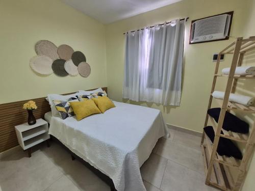 a bedroom with a bed and two bunk beds at La casa Azul- Búzios in Búzios