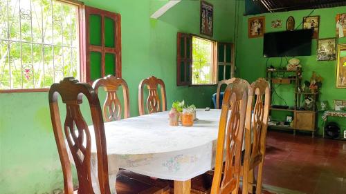 a dining room with a white table and chairs at Casa AnaMar in Moyogalpa