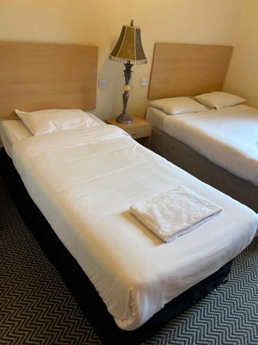 Giường trong phòng chung tại The Egerton Arms Hotel Salford