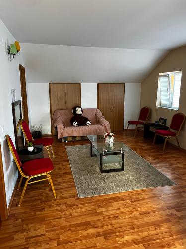 a living room with a bed and a table at Casa NIB Calimanesti in Călimăneşti