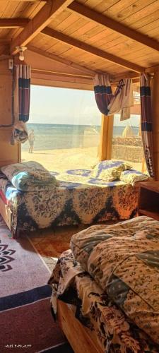 Postel nebo postele na pokoji v ubytování Qamar Sinai