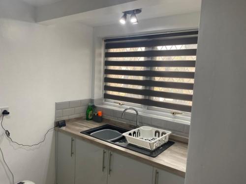 Η κουζίνα ή μικρή κουζίνα στο Spacious Home, Garden, in Harlow, Great for Contractors & Relocators
