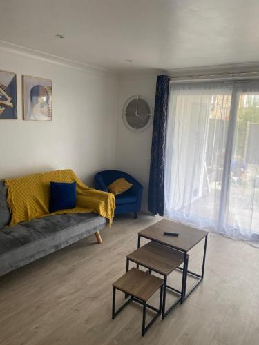 Χώρος καθιστικού στο Spacious Home, Garden, in Harlow, Great for Contractors & Relocators