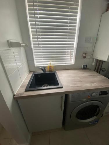 Η κουζίνα ή μικρή κουζίνα στο Spacious Home, Garden, in Harlow, Great for Contractors & Relocators