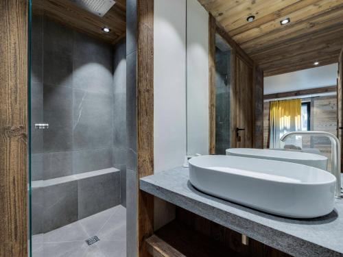 a bathroom with a white sink and a shower at Appartement 95m², Sud-Est, Jacuzzi, Val d'Isère, 4 Suites, Parking, Animaux OK - FR-1-567-73 in Val dʼIsère