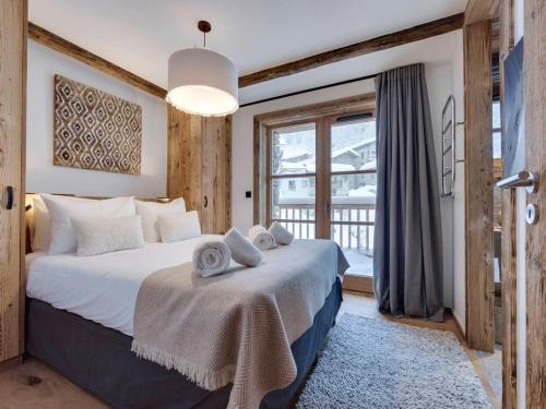 a bedroom with a bed with towels on it at Appartement 6 pers. avec terrasse près des pistes, cheminée et parking, Val d'Isère - FR-1-567-111 in Val dʼIsère
