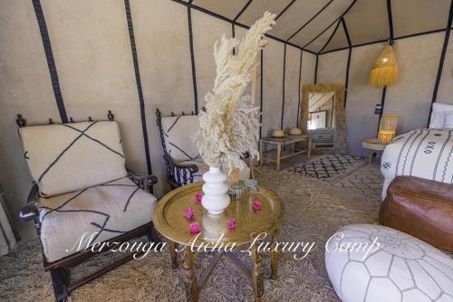 Zona de estar de Merzouga Aicha Luxury Camp