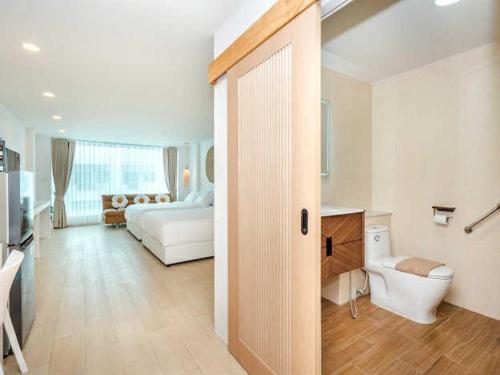 パタヤ・サウスにあるComfort Pattayaのベッドルーム1室(ベッド1台付)、
