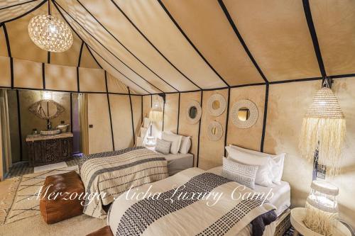 Cama o camas de una habitación en Merzouga Aicha Luxury Camp