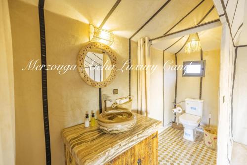 Un baño de Merzouga Aicha Luxury Camp