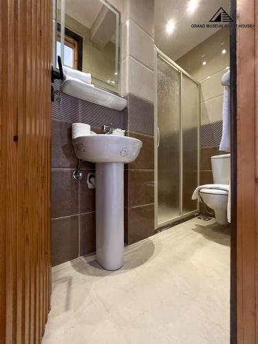 Un baño de Grand museum & pyramids view inn