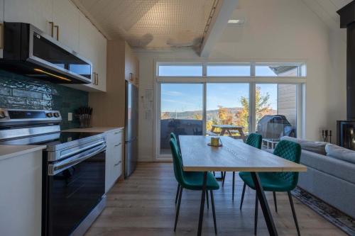 Spa and Mountain - Chalet OslO42にあるキッチンまたは簡易キッチン