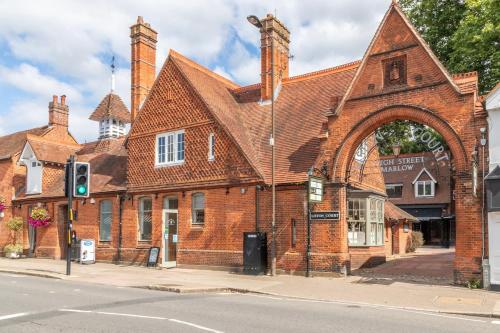 a brick building with a green traffic light on a street at Marlow Family Retreat, Short Stroll into Town in Marlow