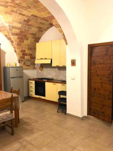 cocina con arco y cocina con mesa en Beautiful Apartment !!!, en Luxemburgo
