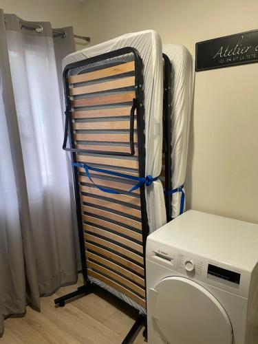 a radiator in a room next to a window at Résidence Chene- 15 MN de Paris et 05 MN d'Orly Aéroport in Viry-Châtillon