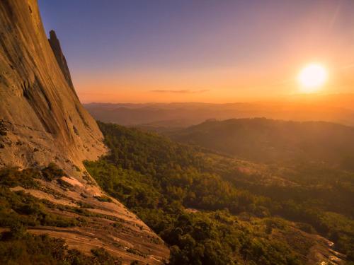 a sunset from the edge of a cliff at Pousada Pedra Azul in Pedra Azul