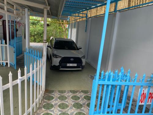 a car parked in a garage next to a fence at Khách sạn Ngọc Dung Cs2 in Ðạo Thành