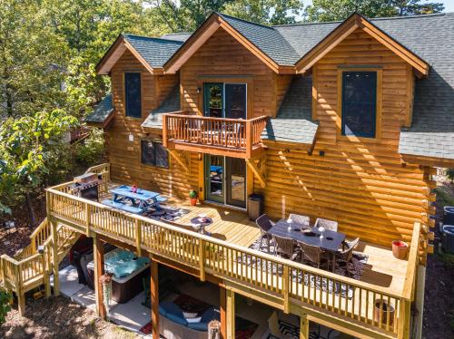 McGaheysvilleにあるChic Designer Log Cabin Hot Tub Pool Tabledecksのデッキ付きのログキャビンのオーバーヘッドビュー