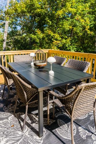 McGaheysvilleにあるChic Designer Log Cabin Hot Tub Pool Tabledecksのギャラリーの写真