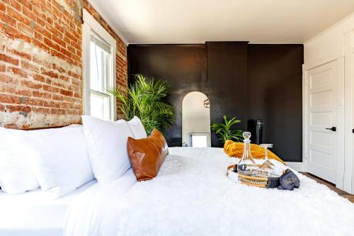 Letto o letti in una camera di Short North Convention Private Parking Pets!