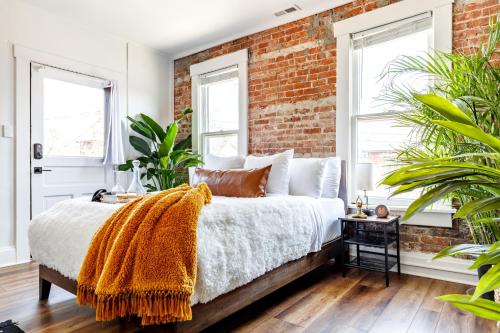 Letto o letti in una camera di Short North Convention Private Parking Pets!