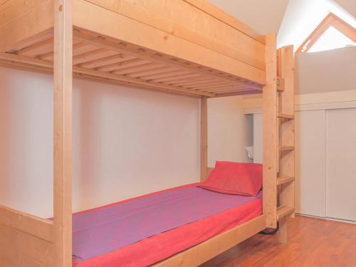 a bedroom with a bunk bed in a room at Appartement 2 Pièces pour 6 Personnes avec Piscine à Vignec près de Saint-Lary-Soulan - FR-1-504-84 in Vignec