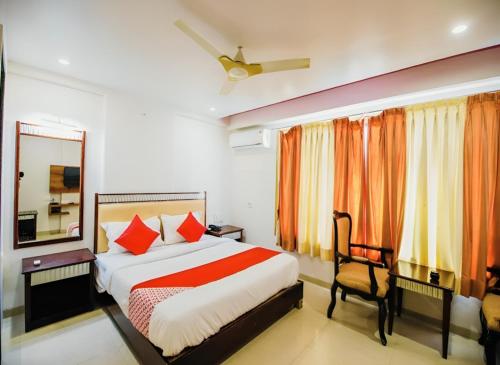 Ein Bett oder Betten in einem Zimmer der Unterkunft METRO HOTEL Nathdwara , 500mtr 10min walking from shreenathji temple 966o9o1oo6