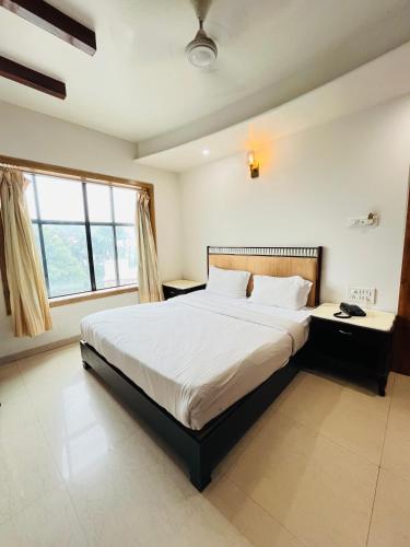 Ein Bett oder Betten in einem Zimmer der Unterkunft METRO HOTEL Nathdwara , 500mtr 10min walking from shreenathji temple 966o9o1oo6