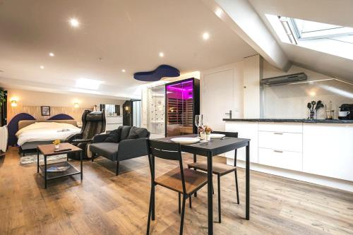 a living room with a kitchen and a bedroom at Loft Spa Sauna Hammam Hydromassage in Reims