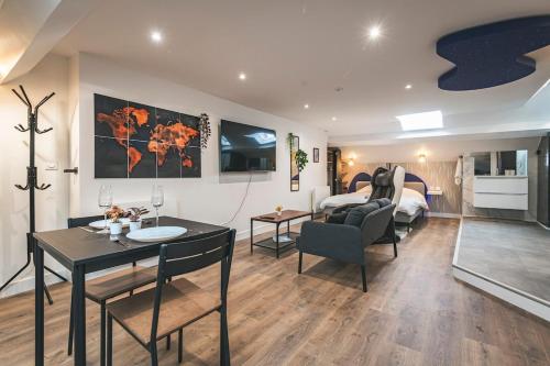 Posezení v ubytování Loft Spa Sauna Hammam Hydromassage