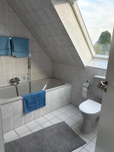 a bathroom with a bath tub and a toilet at Ferienwohnung Werne in Werne an der Lippe