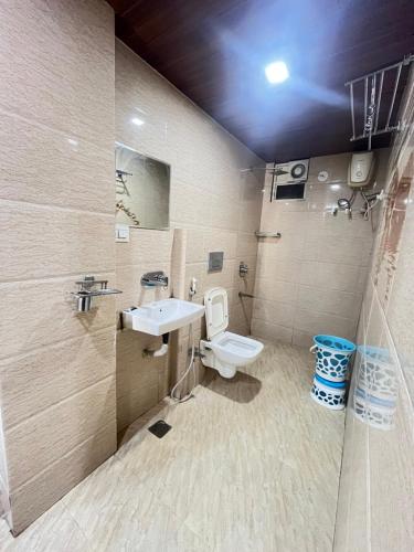 a bathroom with a toilet and a sink at Hotel Bansuri I opposite shreenathji temple 80mtr away 966o9o1oo6 in Nāthdwāra