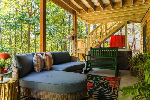 Chic Designer Log Cabin Hot Tub Pool Tabledecksにあるバルコニーまたはテラス