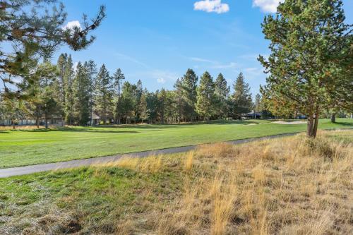 vista su un campo da golf con un albero in primo piano di 11 Tournament home a Sunriver