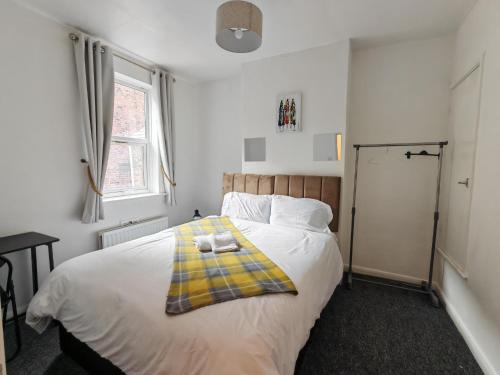 ウォルヴァーハンプトンにあるCentral Wolverhampton Stayのベッドルーム1室(ベッド1台、プライド毛布付)