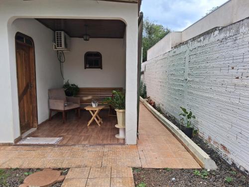 an entrance to a house with a brick wall at Aconchego I in Foz do Iguaçu