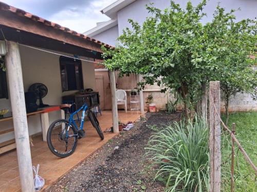 una bicicletta parcheggiata in un cortile accanto a una casa di Aconchego II a Foz do Iguaçu