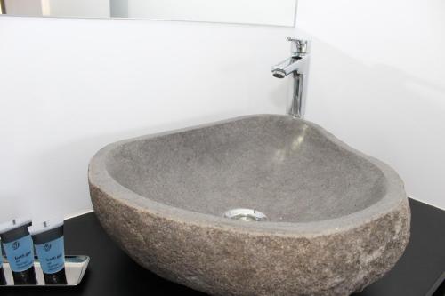 baño con lavabo de piedra en la encimera en Apartamentos Vistamar, en Benidorm