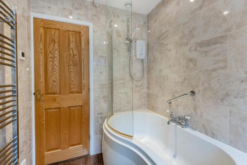 un baño con bañera y ducha en 2 Bed in Pooley Bridge oc-c33318, en Pooley Bridge
