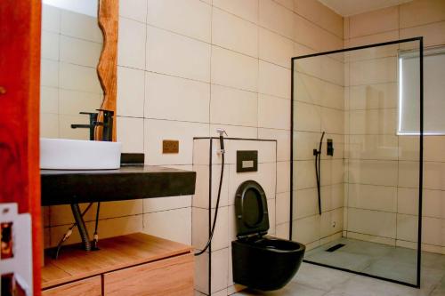 un bagno con wc, lavandino e doccia di The Getaway Resort a Kado